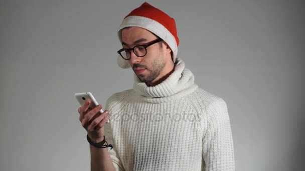 Jolly Santa Claus otrzymuje Sms, zaskoczony wiadomości i wywołanie na telefon — Wideo stockowe