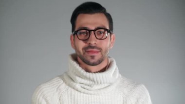 Yakışıklı genç adam kameraya gülme şık bardaklarda