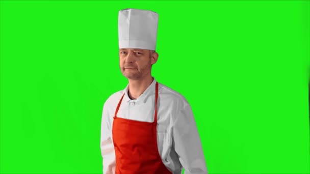 Beau chef adulte tourne, il croise les bras et hoche la tête sur un fond vert — Video