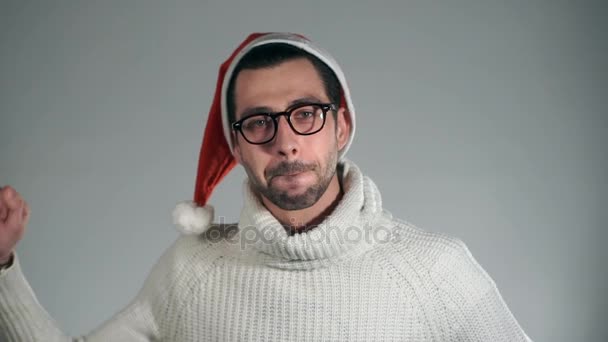 Erstaunliche Geschäftsmann mit Weihnachtsmütze zeigt Daumen nach oben — Stockvideo