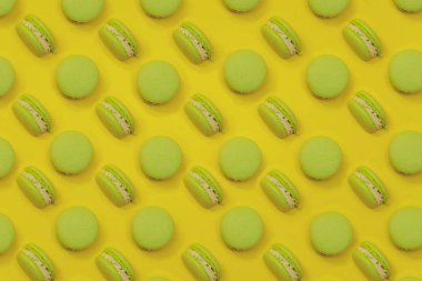 Renkli arka planda uçan badem kurabiyeleri.