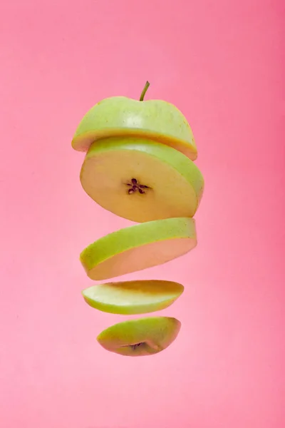 Latające Jabłko Różowym Tle — Zdjęcie stockowe