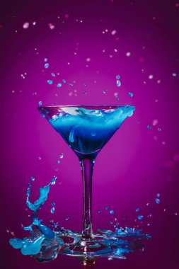 Pop sanatı renkli sıçrama oh bir bardak