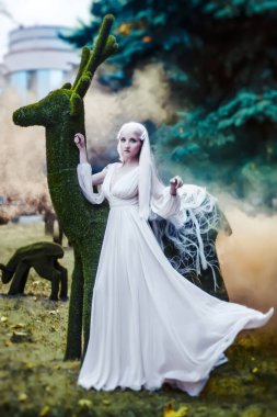 Ağacı olan güzel bir kadın.