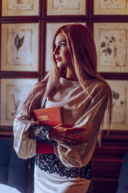 Uçan kitaplarla güzel bir kadın.