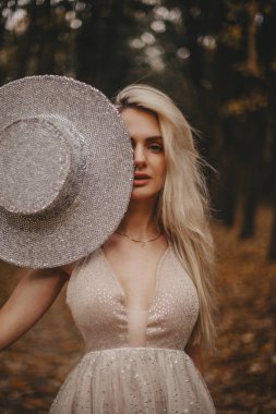 Sonbahar fotoğraflarında güzel bir kadın.