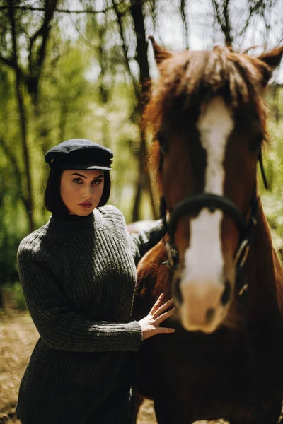 Belle Femme Avec Cheval Brun — Photo