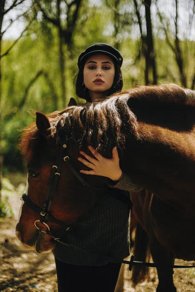 Bela Mulher Com Cavalo Marrom — Fotografia de Stock