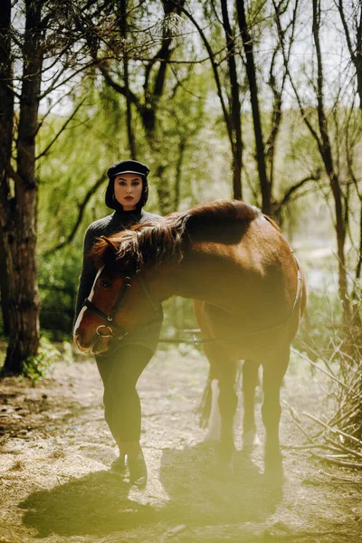 Красивая Женщина Коричневой Лошадью — стоковое фото