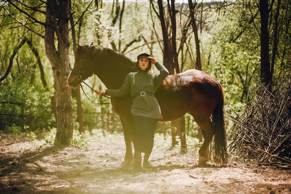 Belle Femme Avec Cheval Brun — Photo