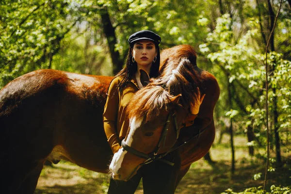 Belle Femme Avec Cheval Brun — Photo