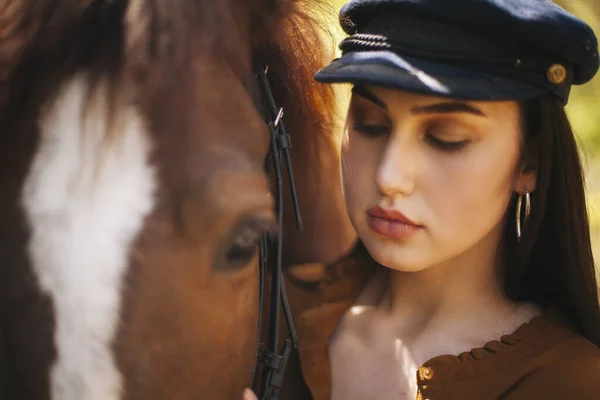 Belle Femme Avec Cheval Brun — Photo