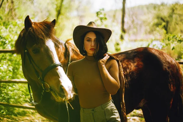 Belle Femme Avec Cheval Brun — Photo