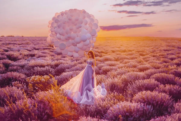 Mulher Bonita Com Balões Lavanda — Fotografia de Stock