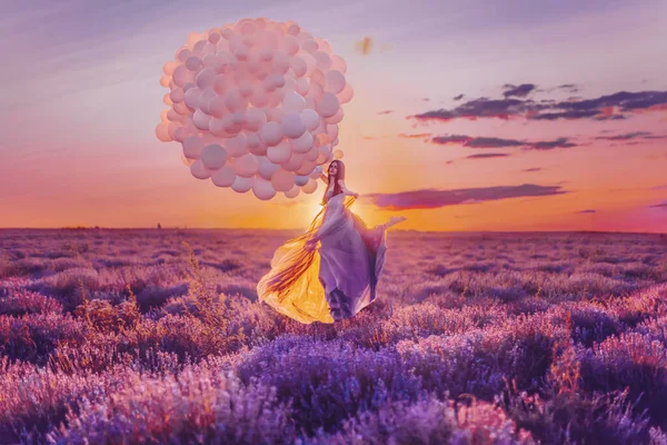 Hermosa Hembra Con Globos Lavanda —  Fotos de Stock