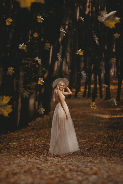 Mulher Bonita Outono Photoshoot — Fotografia de Stock