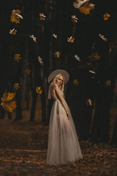 Schöne Frau Beim Fotoshooting Herbst — Stockfoto