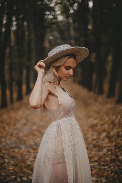 Beautiful Woman Autumn Photoshoot — Stock Photo, Image