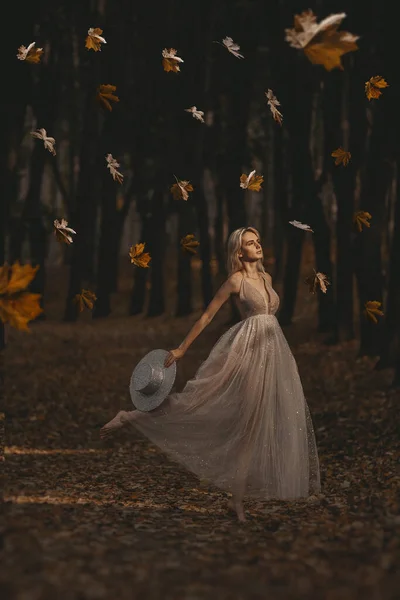 Красивая Женщина Осенней Фотосессии — стоковое фото