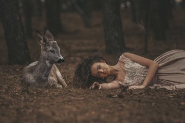 Geyik fotoşotu olan güzel bir kadın.