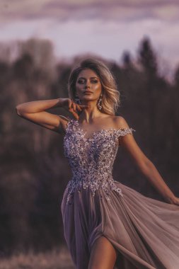 Alpaka fotoşopu olan güzel bir kadın.