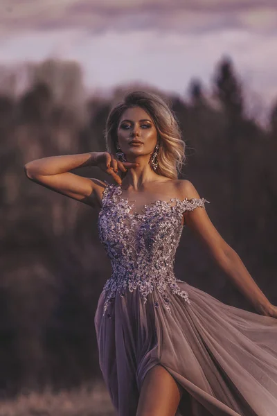 Alpaka fotoşopu olan güzel bir kadın.