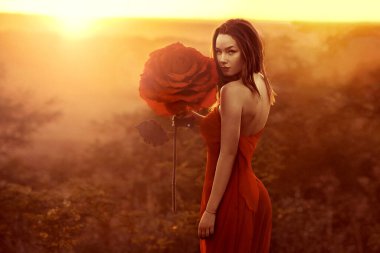 Büyük kağıt çiçekleri olan bir kadının güzel portresi