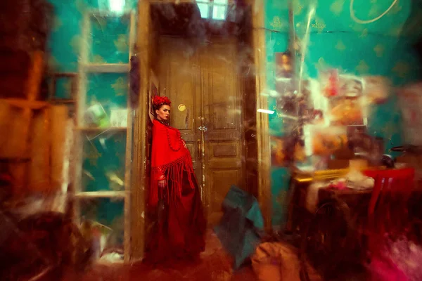 Frida Kahlo gibi güzel bir kadın.