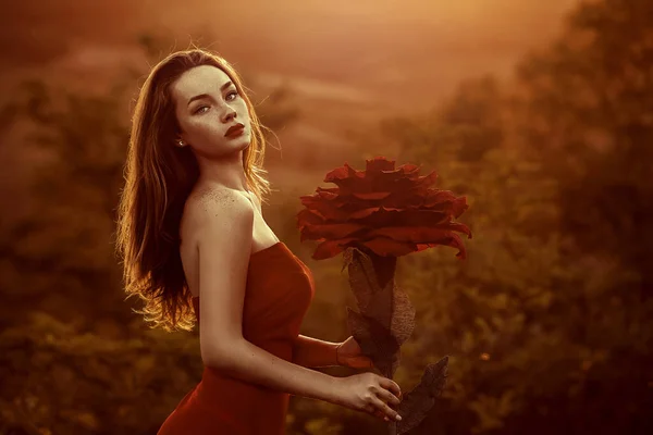 Büyük Kağıt Çiçekleri Olan Bir Kadının Güzel Portresi — Stok fotoğraf