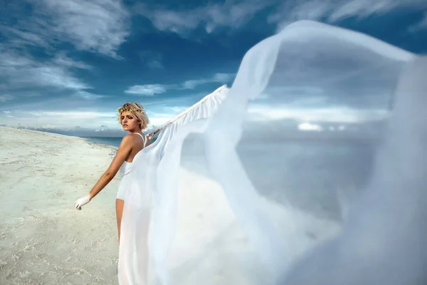 Όμορφη Γυναίκα Λευκή Σημαία Μια Παραλία — Φωτογραφία Αρχείου
