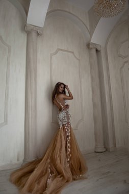 Günbatımında güzel kadın