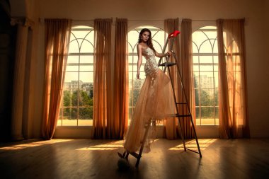 Günbatımında güzel kadın