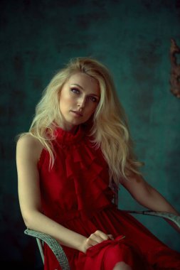 Günbatımında güzel kadın