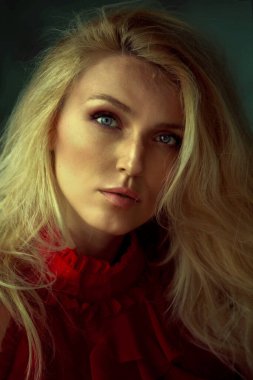 Günbatımında güzel kadın