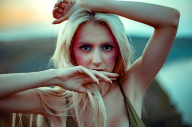 Gün batımında nehirle birlikte uzun elbiseli güzel bir kadın.