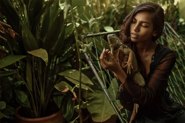 Belle Femme Avec Iguane — Photo