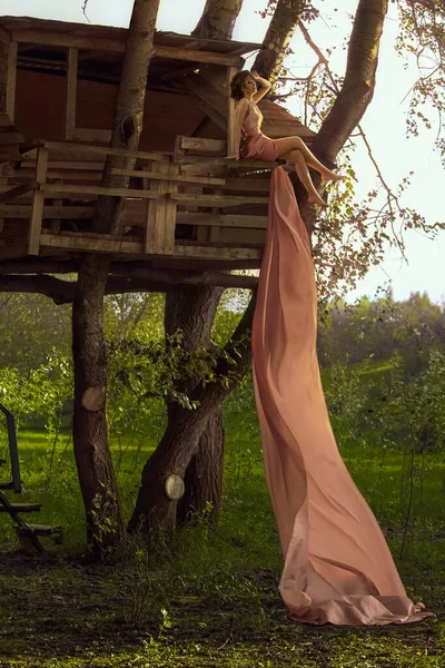 Chica Una Casa Árbol —  Fotos de Stock