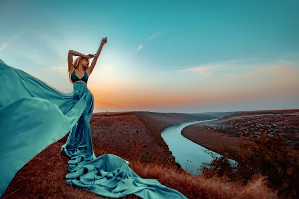 Mulher Bonita Com Vestido Longo Por Sol Com Rio — Fotografia de Stock