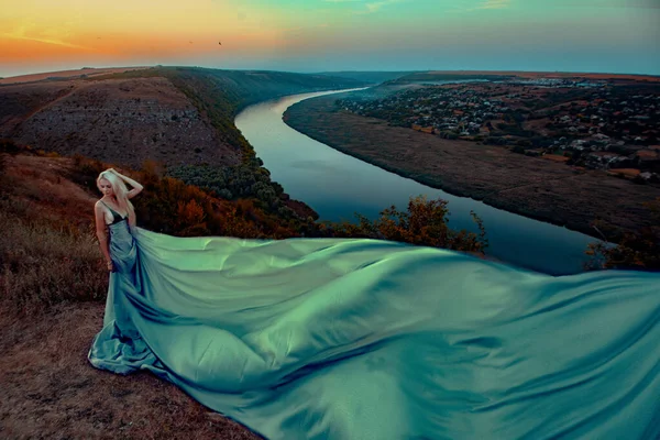 Mulher Bonita Com Vestido Longo Por Sol Com Rio — Fotografia de Stock