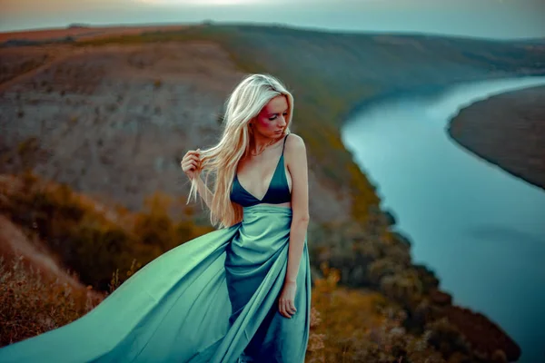 Gün Batımında Nehirle Birlikte Uzun Elbiseli Güzel Bir Kadın — Stok fotoğraf