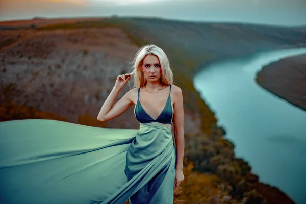 Gün Batımında Nehirle Birlikte Uzun Elbiseli Güzel Bir Kadın — Stok fotoğraf