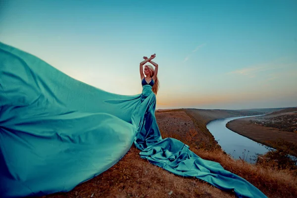 Mulher Bonita Com Vestido Longo Por Sol Com Rio — Fotografia de Stock