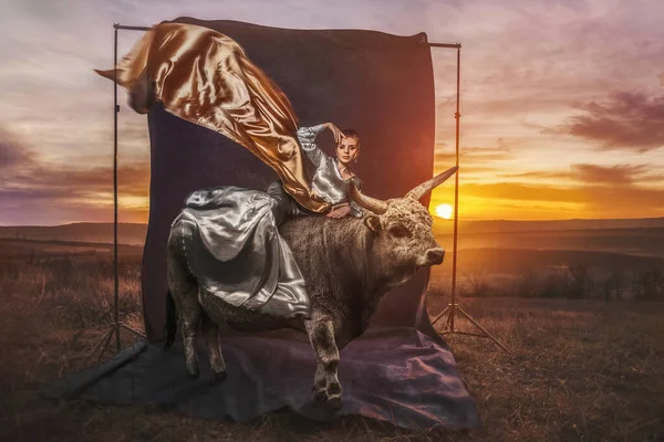 Όμορφη Γυναίκα Ταύρο Στο Ηλιοβασίλεμα — Φωτογραφία Αρχείου