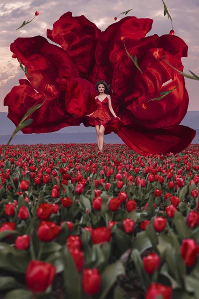Krásná Žena Tulipánech Pole — Stock fotografie