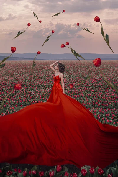 Belle Femme Dans Domaine Des Tulipes — Photo
