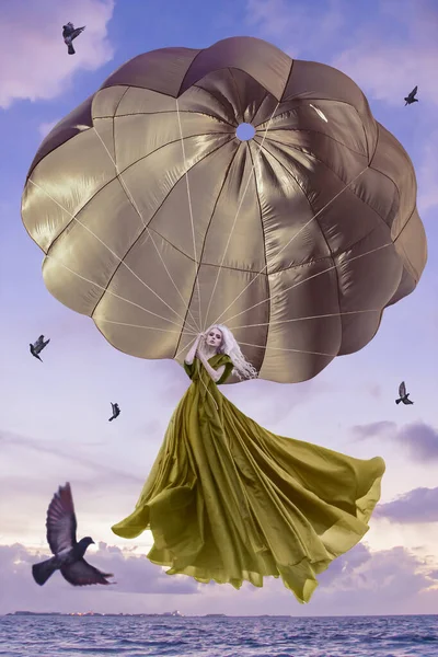 Schöne Frau Fliegt Mit Fallschirm — Stockfoto