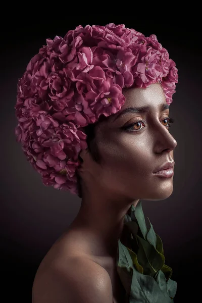 Mulher Bonita Com Flores Cabeça Beleza — Fotografia de Stock