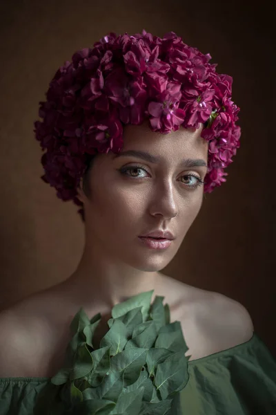 Mulher Bonita Com Flores Cabeça Beleza — Fotografia de Stock