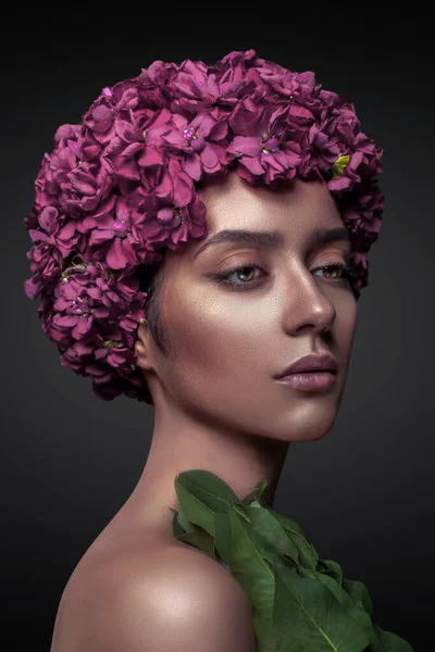 Mulher Bonita Com Flores Cabeça Beleza — Fotografia de Stock