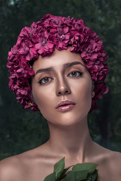 花の頭の美しさを持つ美しい女性 — ストック写真